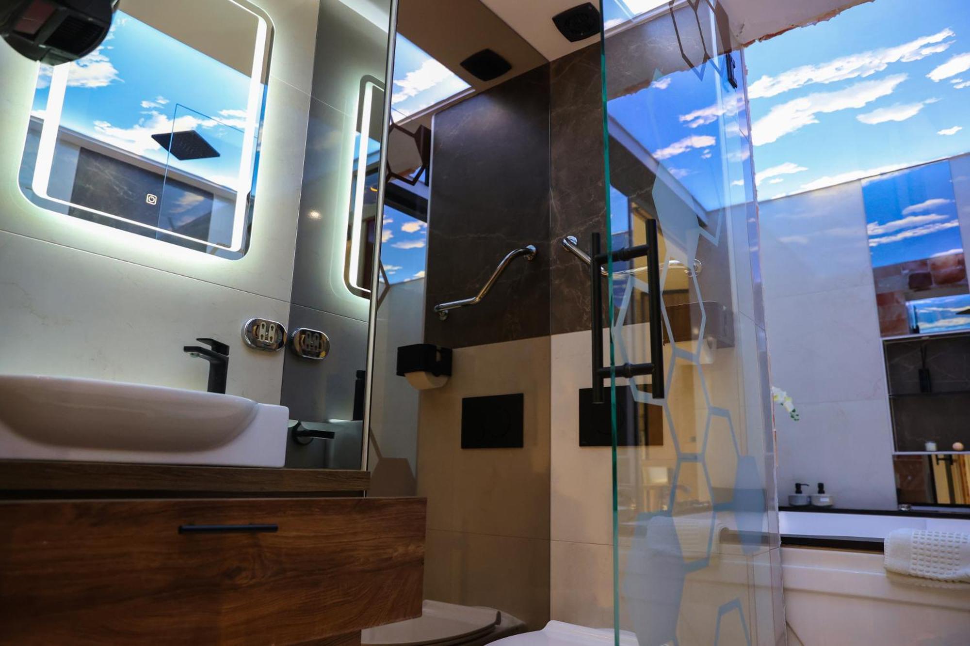 Design Apartment Platinium Spa Lux 5 Star "Havana" Completely Private Wellness & Spa Free Included Sauna & Jacuzzi & Salt Wall & Fire Place & 3D Ceilings & Business Wifi & Netflix & Keyless Code Entry & Full Smart App & Secure 2 Parking Place Cuprija Luaran gambar